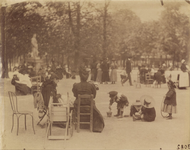 Women and Children in the Luxembourg Gardens - Eugène Atget Tablo