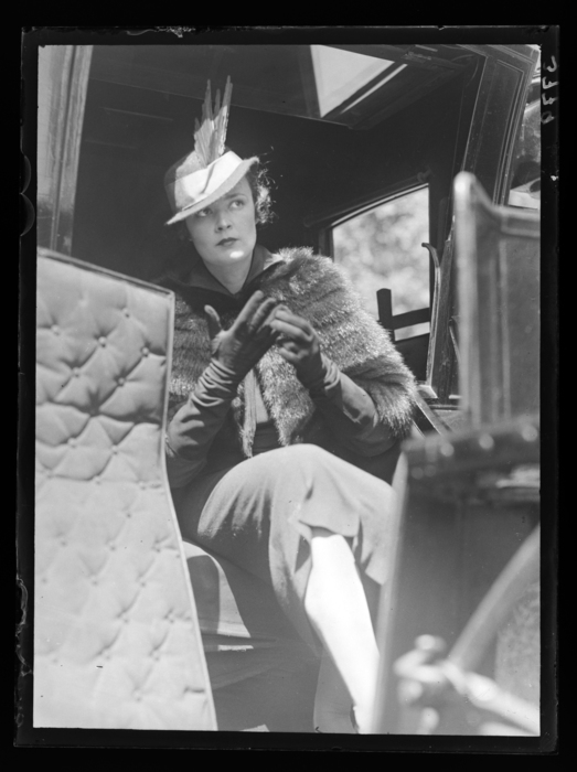 Carola Kip in hansom cab, New York (1934) - Martin Munkácsi Tablo