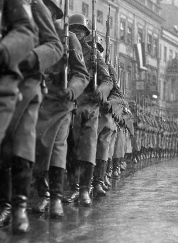 German Army Marches Out (1933) - Martin Munkácsi Tablo