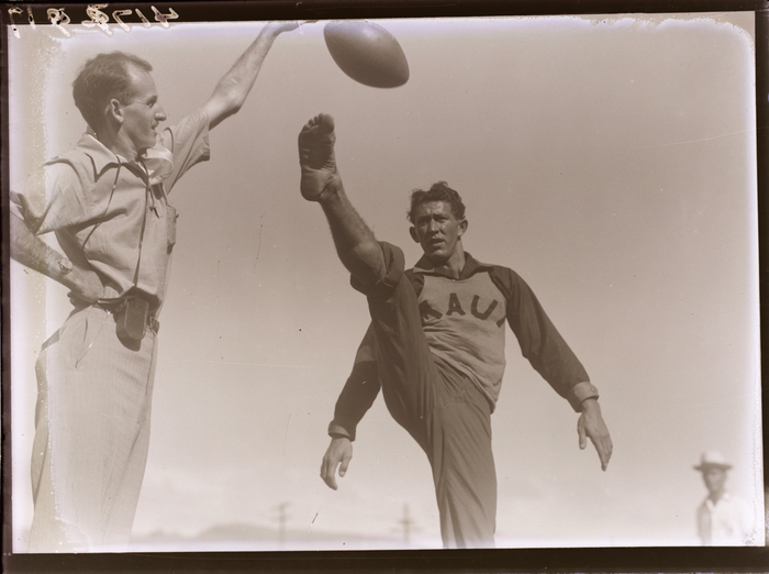 Man kicking football, Hawaii (1939) - Martin Munkácsi Tablo