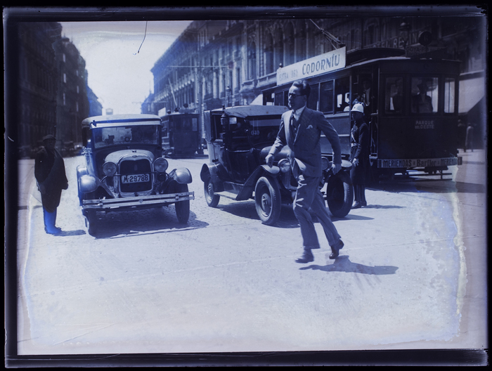 Man running across traffic, Seville (1932) - Martin Munkácsi Tablo