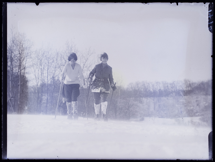 Two women cross country skiing (1928) - Martin Munkácsi Tablo