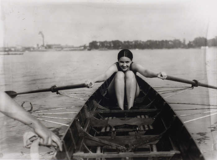 Woman in Rowboat (1928) - Martin Munkácsi Tablo