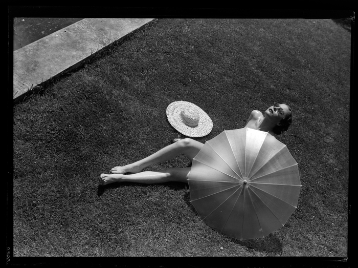 Woman sunbathing (1935) - Martin Munkácsi Tablo