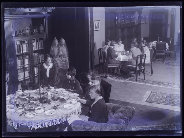 Women having tea (1930) - Martin Munkácsi Tablo