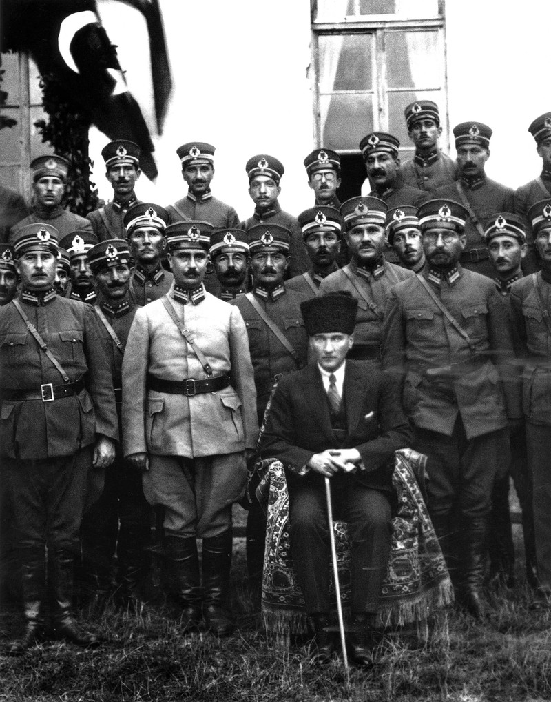 Atatürk ve Subayları Siyah Beyaz Tarihî Fotoğraf Tablo - Dekolata