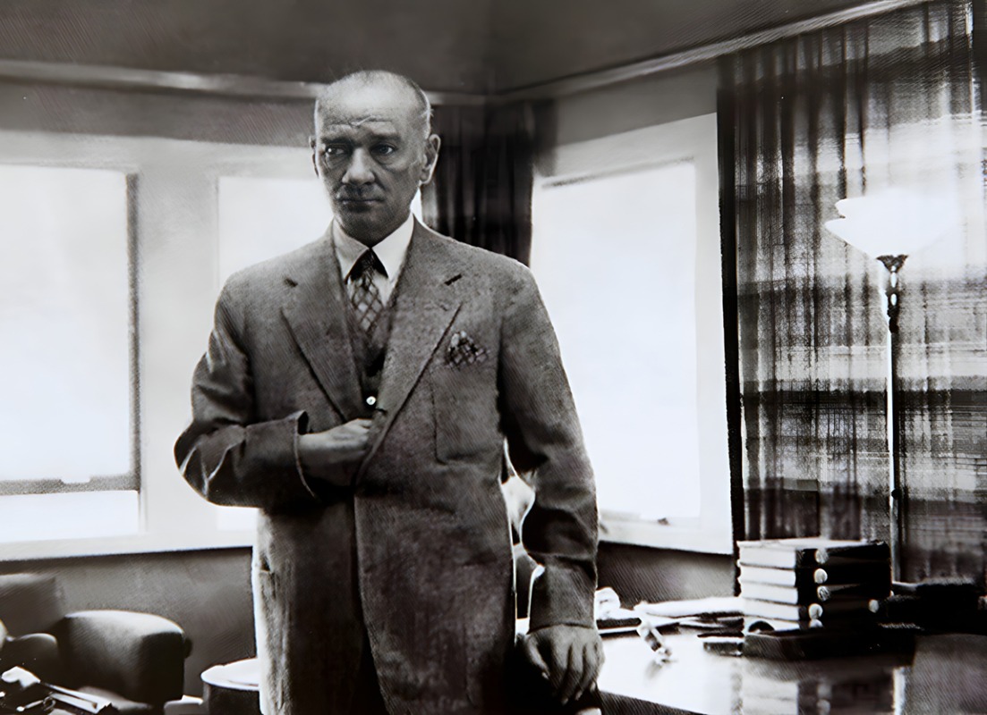 Çalışma Odasında Atatürk Siyah Beyaz Fotoğrafı Tablo - Dekolata