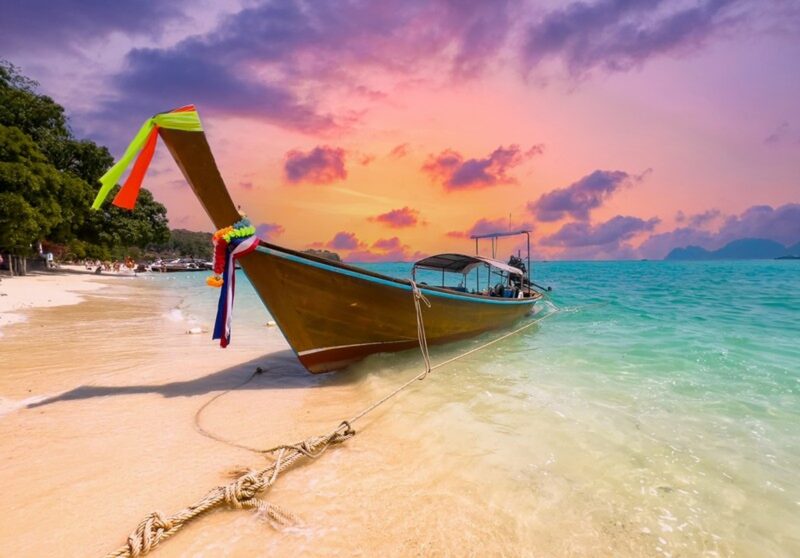 Gün Batımında Kumsaldaki Uzun Kuyruk Tekne Tablo