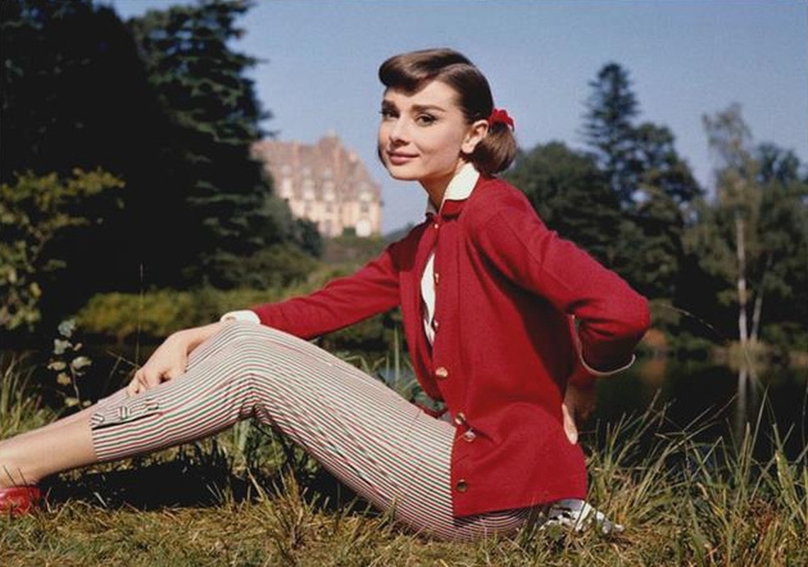 Kırmızı Ceketli Audrey Hepburn Retro Fotoğrafı Tablo - Dekolata
