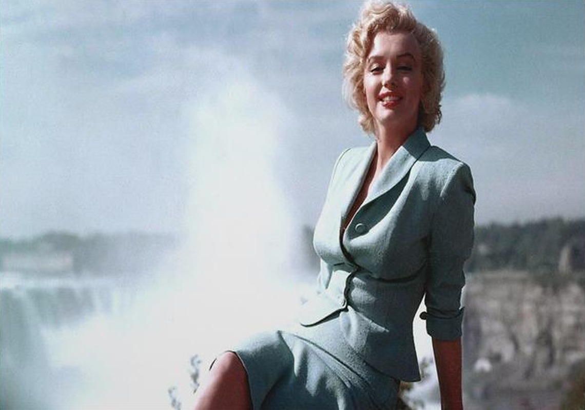 Niagara Şelalesi Önünde Marilyn Monroe Fotoğrafı Tablo - Dekolata