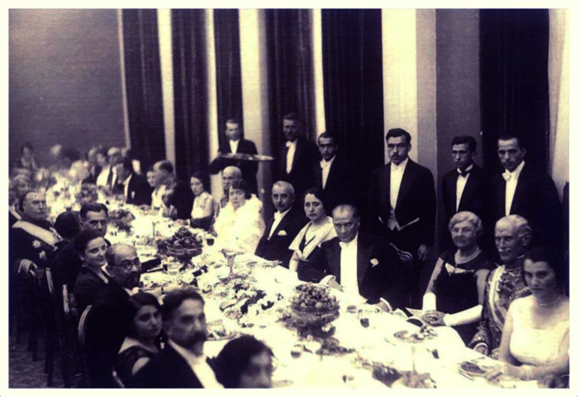 Uzun Masada Atatürk ve Davetliler Siyah Beyaz Fotoğrafı Tablo - Dekolata