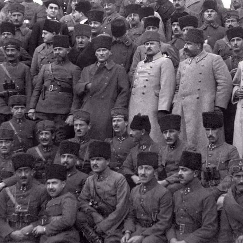 Atatürk ve Kalpaklı Subaylar Siyah Beyaz Tarihî Fotoğraf Tablo