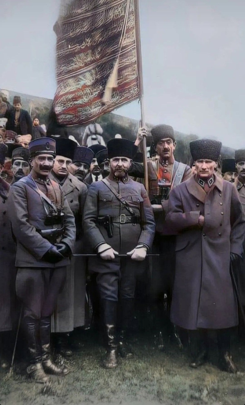 Atatürk ve Komutanlar Sancak Önünde Renklendirilmiş Fotoğraf Tablo - Dekolata