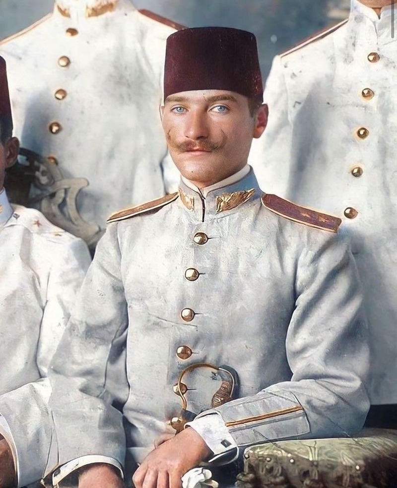 Beyaz Üniformalı Genç Atatürk Renklendirilmiş Portre Tablo - Dekolata