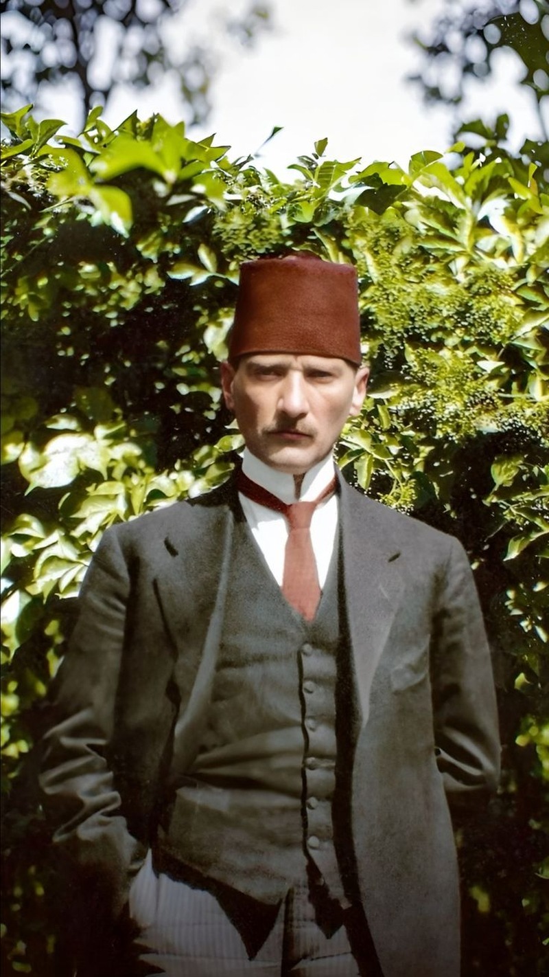 Fesli Atatürk Yeşillik Arkasında Renklendirilmiş Portre Tablo - Dekolata