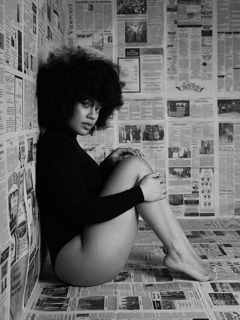 Gazete Kâğıtlı Duvar Önünde Oturan Afro Saçlı Kadın Tablo