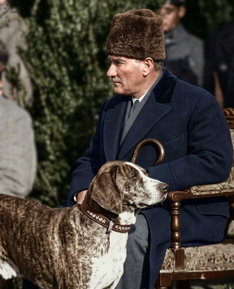 Köpeğiyle Oturan Kürk Kalpaklı Atatürk Portresi Tablo